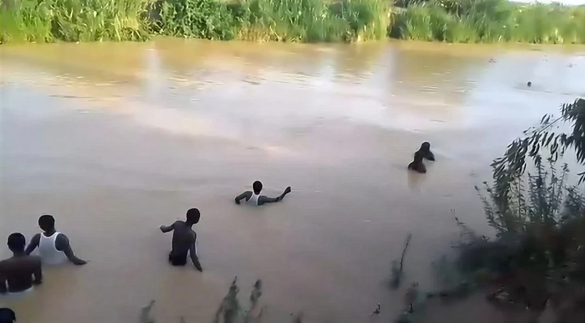 Officials and local divers searching the remains of boat mishap victims in Malamawar-Yan Dutse, in Ringim LGA, Jigawa state.