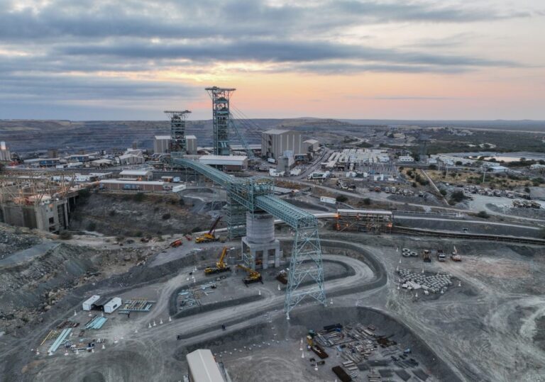 De Beers Halts Opeations at Venetia Mine