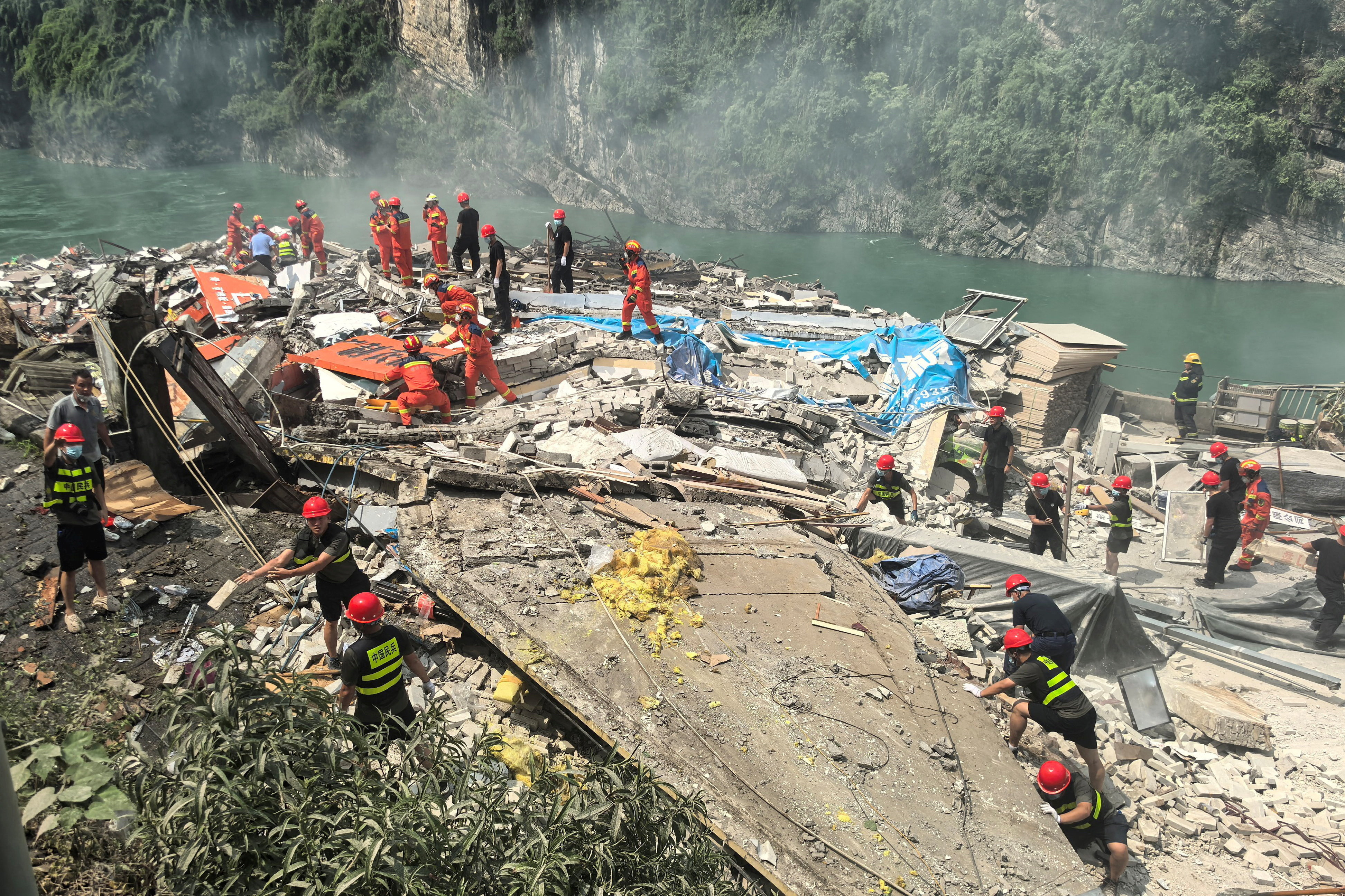 China landslide death toll rises to 41 (News Central TV)