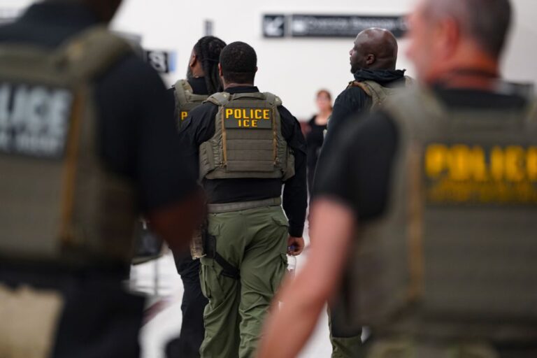 US Begins Airport Crackdown on Expired Visas