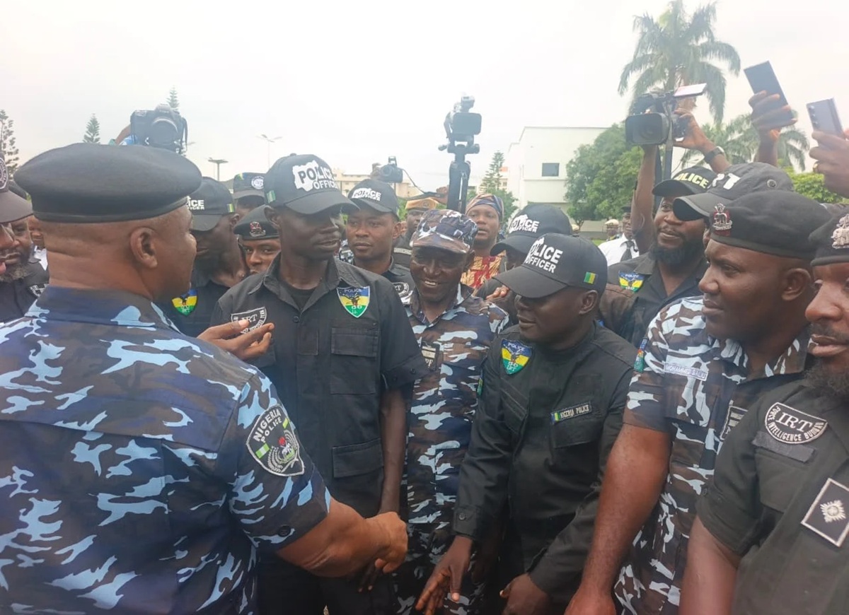 IG receiving the personnel who took part in the Oyo rescue mission on Friday
