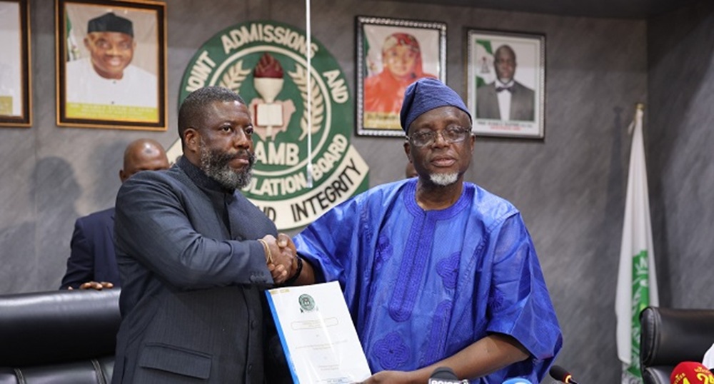 Ishaq Oloyede handing over to Segun Aina.