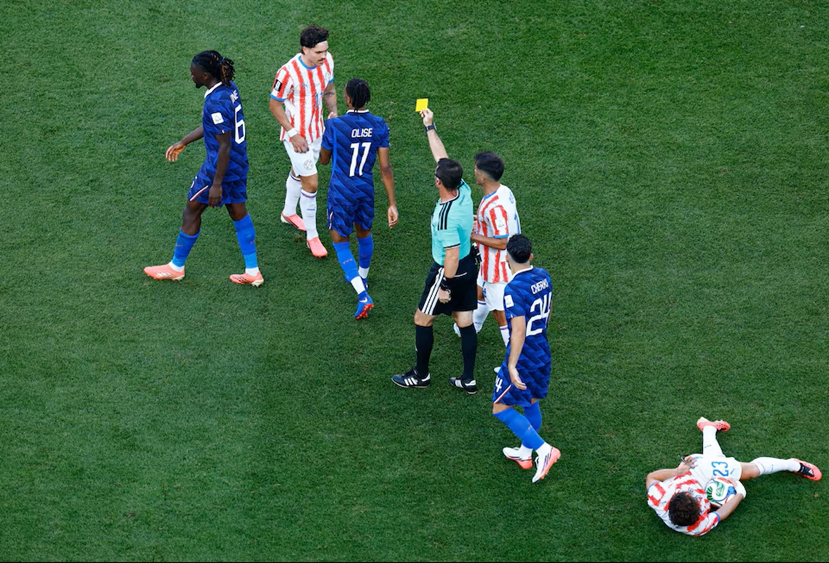 FIFA World Cup 2026 - Round of 16 - Paraguay v France - Philadelphia Stadium, Philadelphia, Pennsylvania, U.S. - July 4, 2026 France's Michael Olise is shown a yellow card by referee Ilgiz Tantashev after clashing with Paraguay's Matias Galarza 