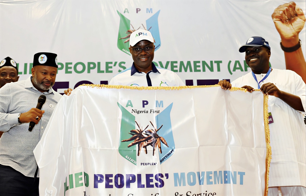 Oyo State Governor, Seyi Makinde (middle); receiving certificate of return and flag as Allied People’s Movement (APM), Presidential Candidate from the party’s National Chairman, Alhaji Yusuf Mamman Dantalle (left) while the Organizing Secretary, Hon Bashiru Bala looks on, during the APM primary election collation/unveiling ceremony, held at Emeritus Theophilus Ogunlesi Hall, Ibadan