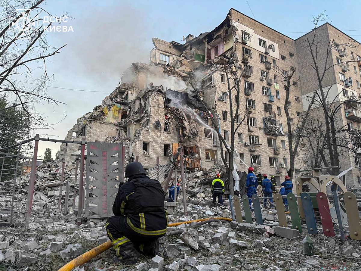 Russian Strikes Kill Four in Kyiv