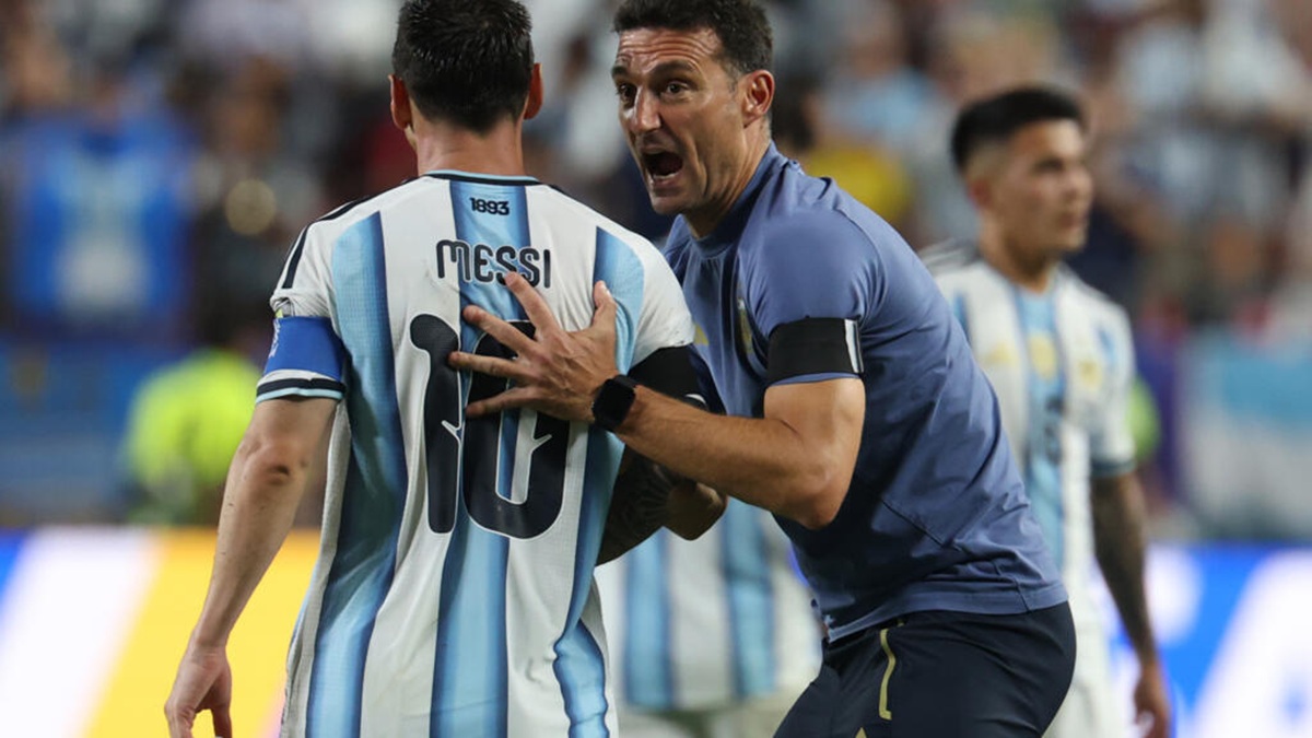 Argentina coach Lionel Scaloni speaks to Lionel Messi during their World Cup quarter-final against Switzerland in Kansas City
