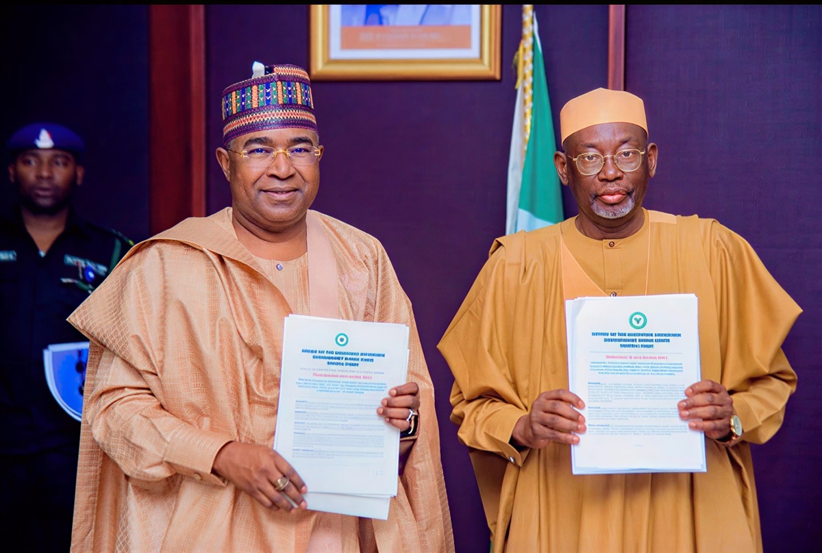 NDLEA boss, Buba Marwa (left) with Jigawa state gov, Namadi shortly after signing 2 Executive Orders at Govt House, Dutse.