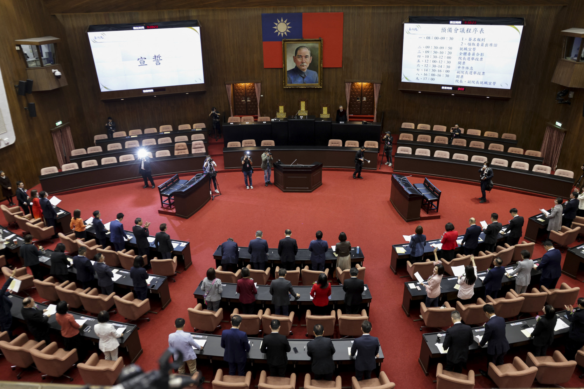 Taiwan lawmakers pass 2026 budget (News Central TV)