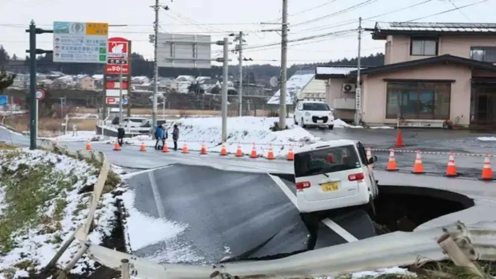 5.9-Magnitude Quake Hits Tokyo, Injures 37 (NewsCentral TV)