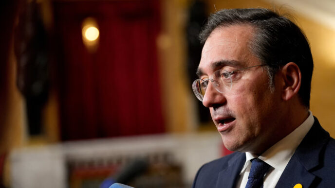 Spain threatens Italy over border controls (News Central TV)