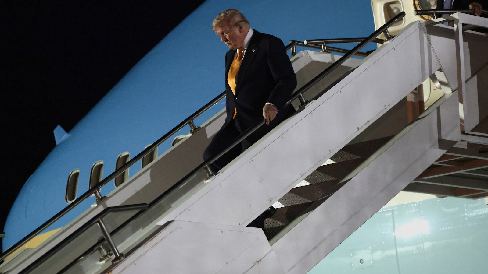 Trump flew out of Türkiye on a smaller plane (News Central TV)