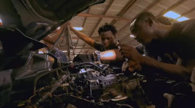 Lagos Mechanic Uses Radio To Diagnose Cars
