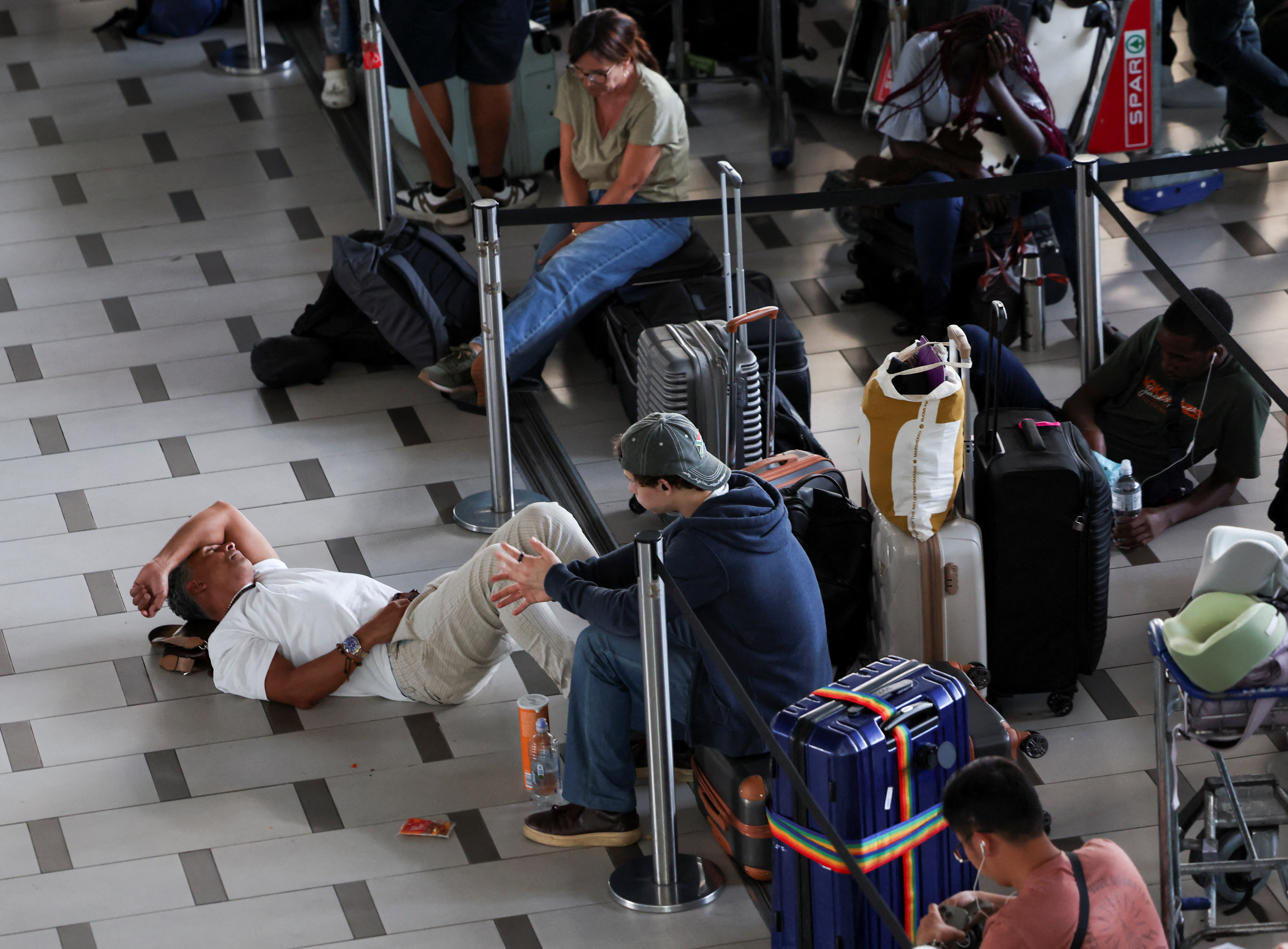 Burst tyre at Cape Town Airport delays flights (News Central TV)