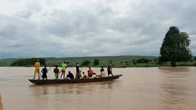 Overloaded boat capsizes, kills 40 children in Nigeria (News Central TV)
