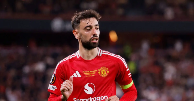 Fernandes Treble Inspires Manchester United Rout