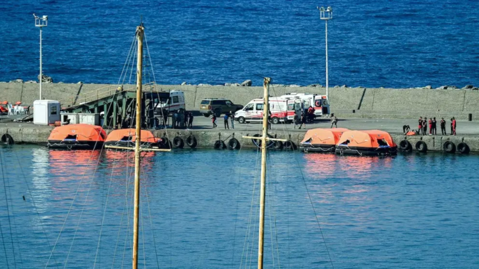 Ferry sinks off Cyprus, leaving at least eight dead (News Central TV)