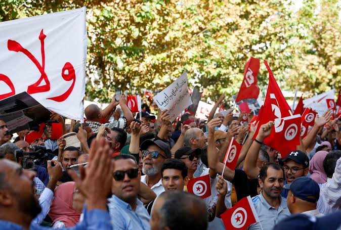 Tunisians protest against government and water shortages (News Central TV)
