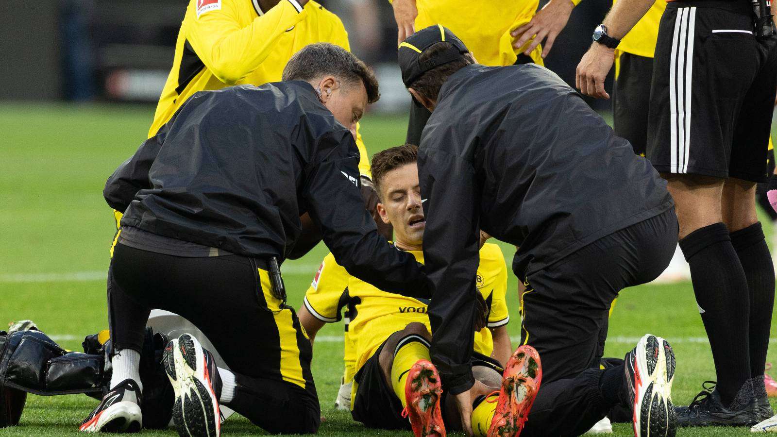 Dortmund's Konstantelias is out with knee injury (News Central TV)