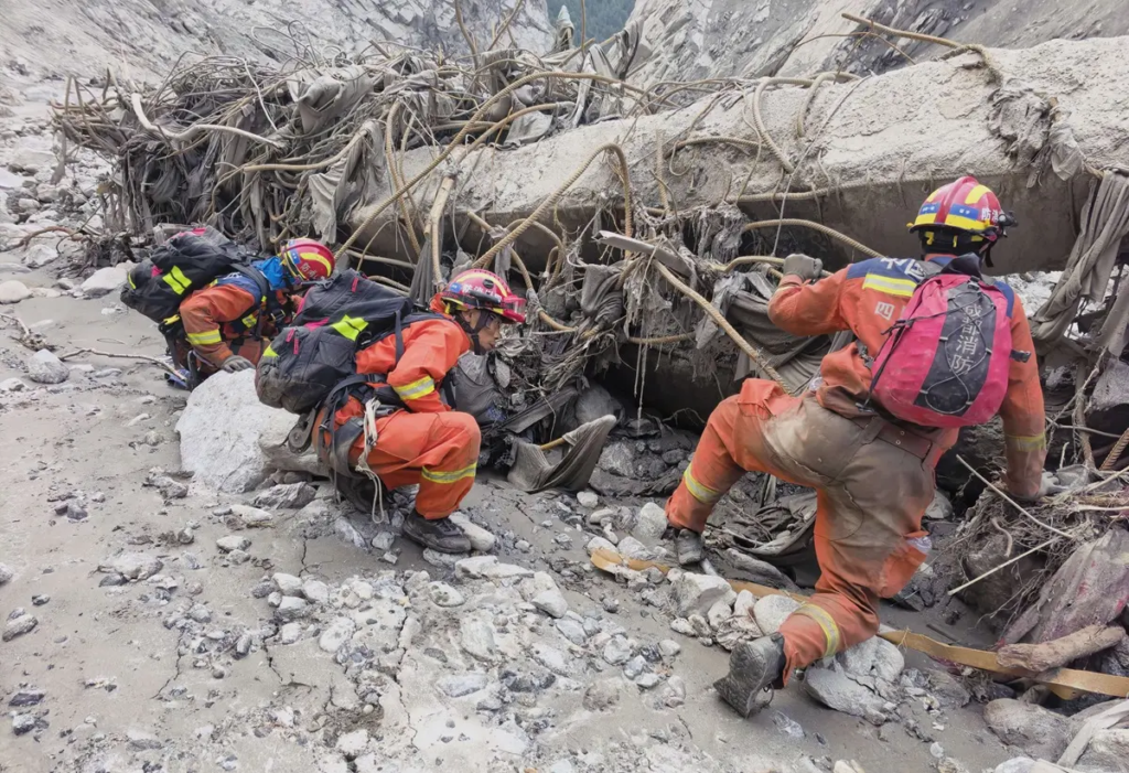 Nepal Begins Burial of Flood Victims (News Central TV)
