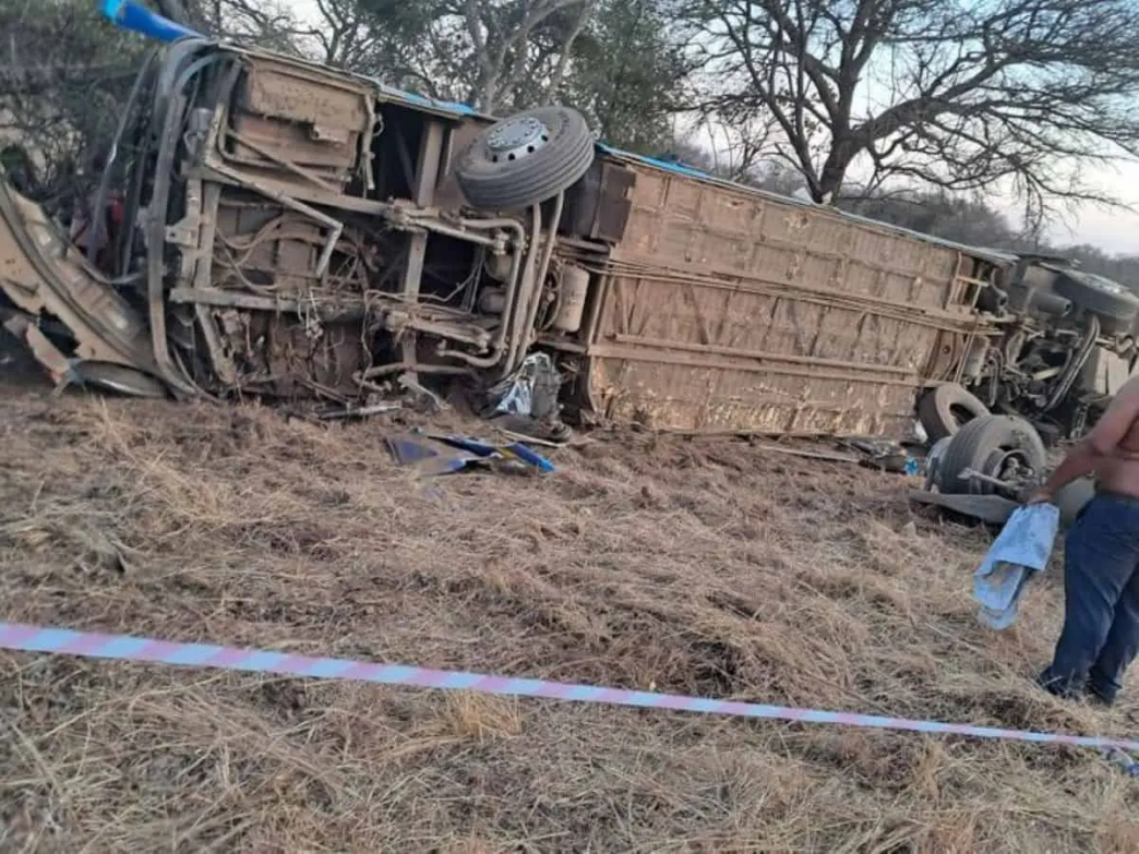 Truck-minibus crash kills 27 in Zimbabwe (News Central TV)