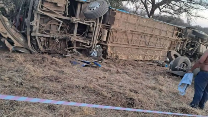 Truck-minibus crash kills 27 in Zimbabwe (News Central TV)