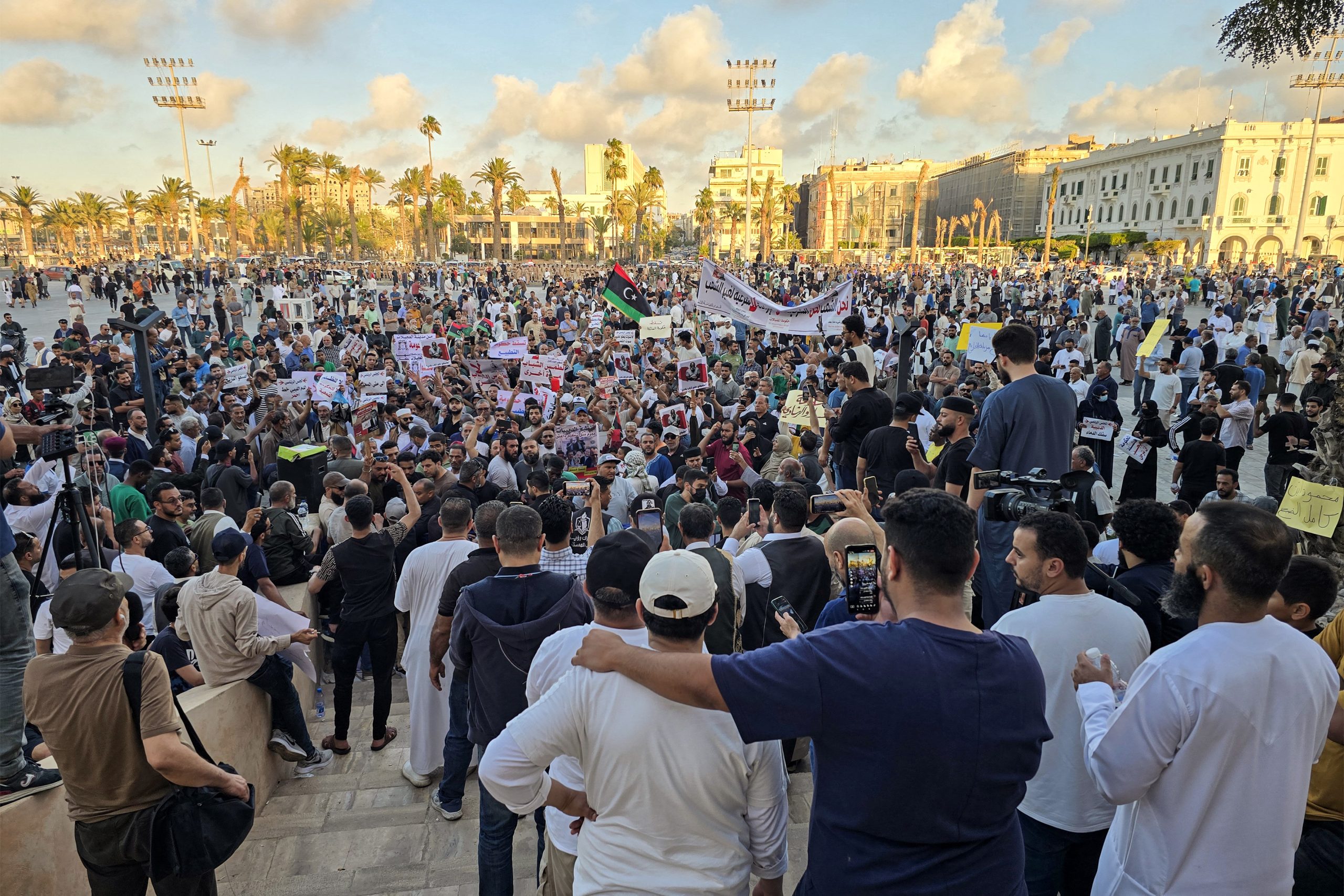 Libyan teachers demand better pay in mass protest (News Central TV)