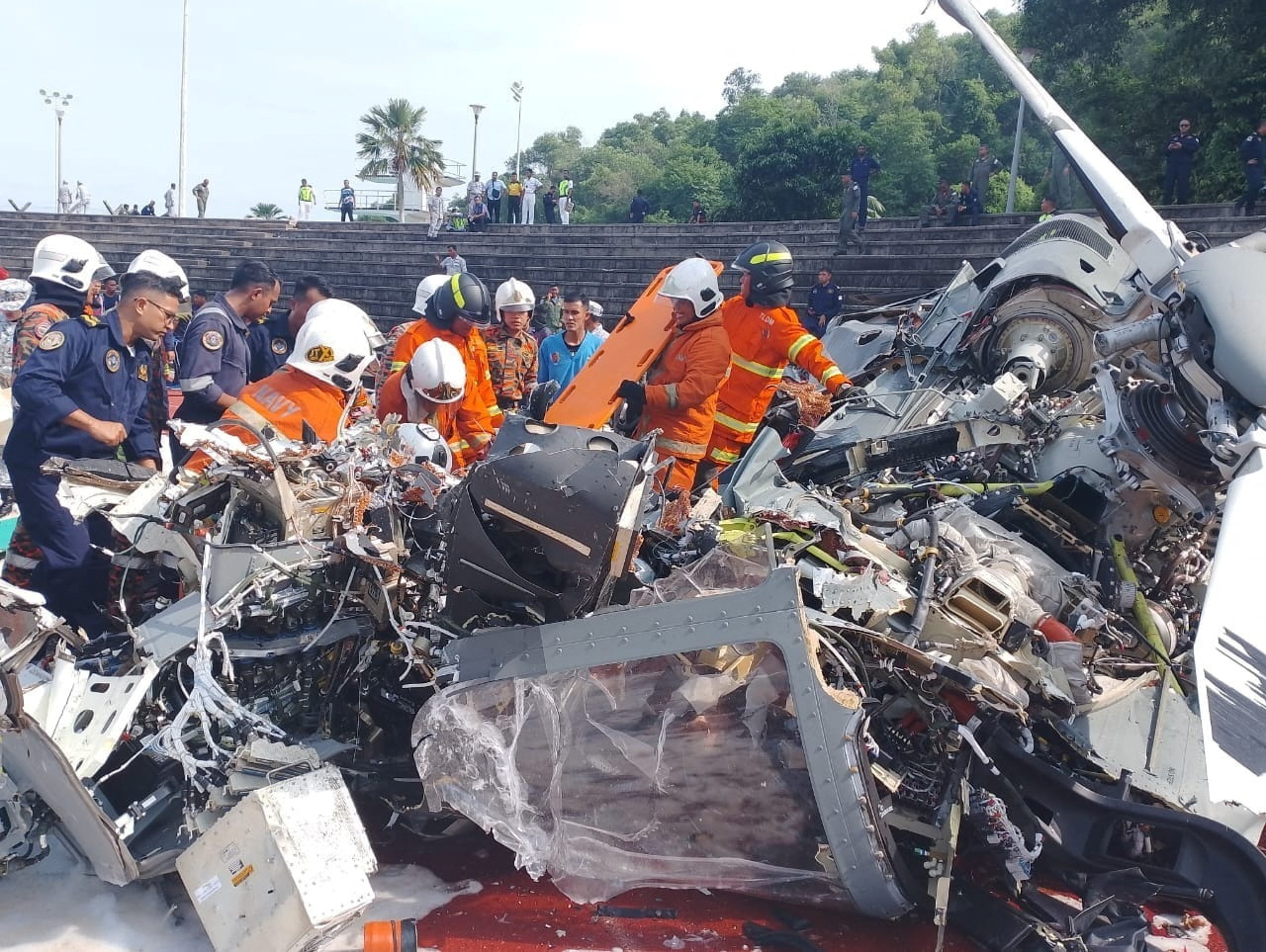 Five killed in Malaysian helicopter crash(News Central TV)
