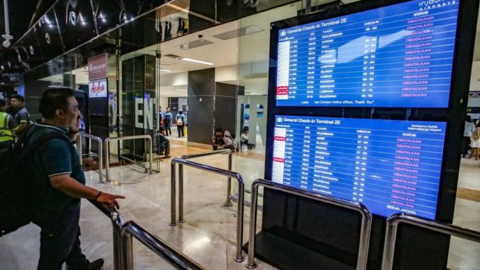 Indonesia's Main Airport Reopens after Volcanic Ash Disruption