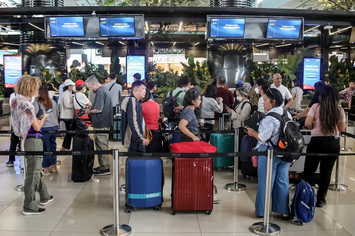 Stranded passengers line up to request refunds after scheduled flights were canceled following the eruption of Mount Anak Krakatoa at Soekarno-Hatta airport in Tangerang on September 6, 2026.