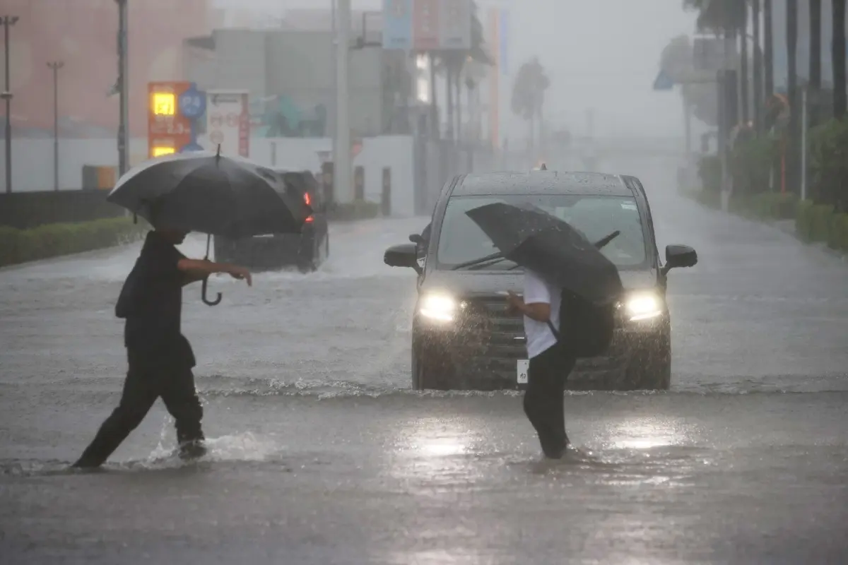 Typhoon Dujuan Disrupts Flights, Forces Evacuations in Japan
