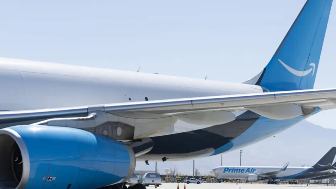 Amazon cargo plane overshoots Miami runway (News Central TV)