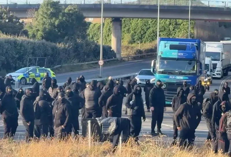 Masked anti-migrant group shuts UK's Dover Port (News Central TV)