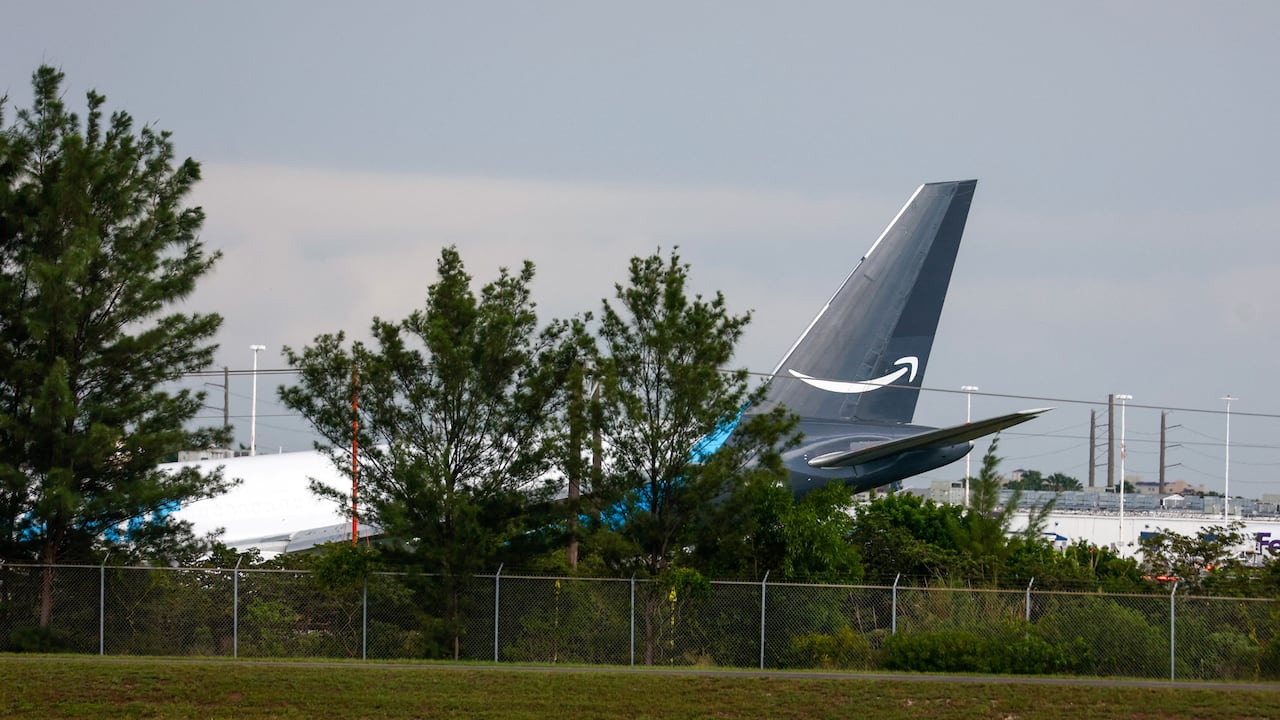 Amazon cargo plane overshoots Miami runway (News Central TV)