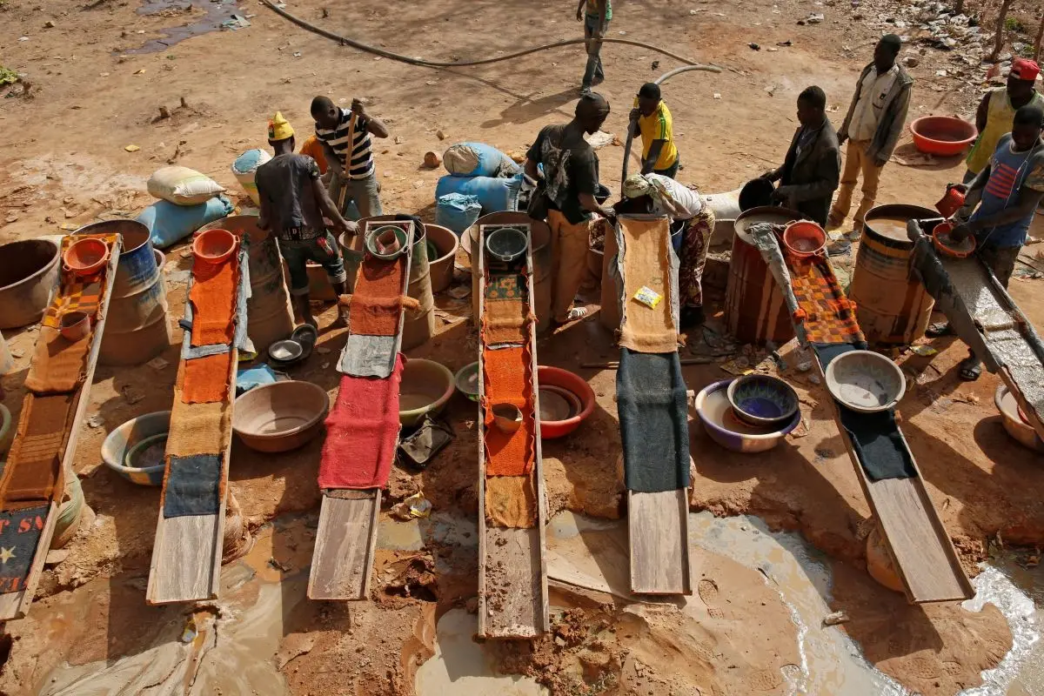 Illegal Gold Mining in Ivory Coast (Newscentraltv)