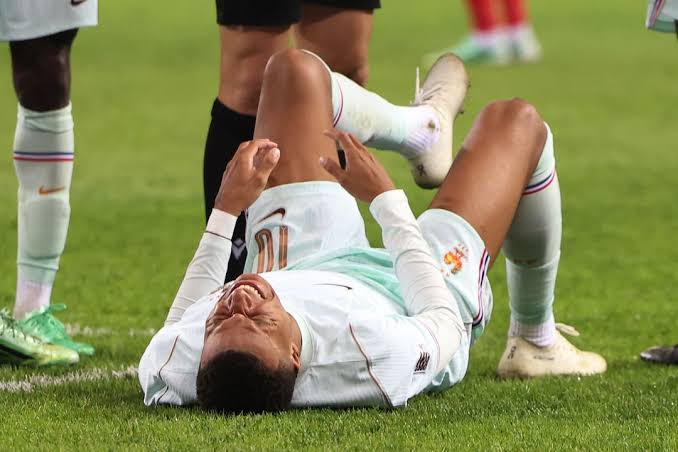Mbappé off with knee injury in Türkiye clash (News Central TV)