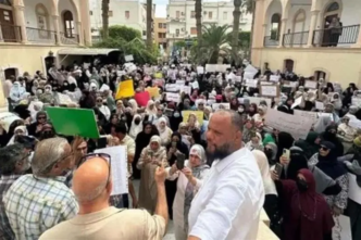 Libyan teachers demand better pay in mass protest (News Central TV)