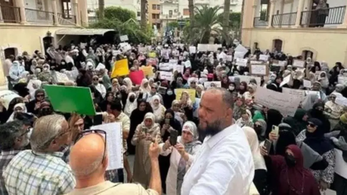 Libyan teachers demand better pay in mass protest (News Central TV)