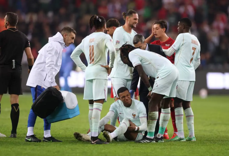 Mbappé Off With Knee Injury in Türkiye Clash