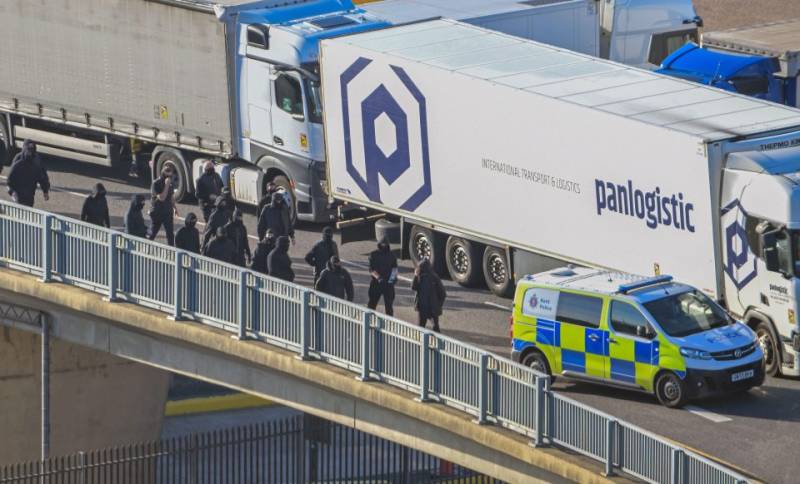 Masked anti-migrant group shuts UK's Dover Port (News Central TV)