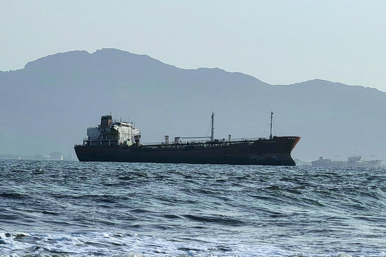 Somali pirates briefly seize ship off Yemen (News Central TV)