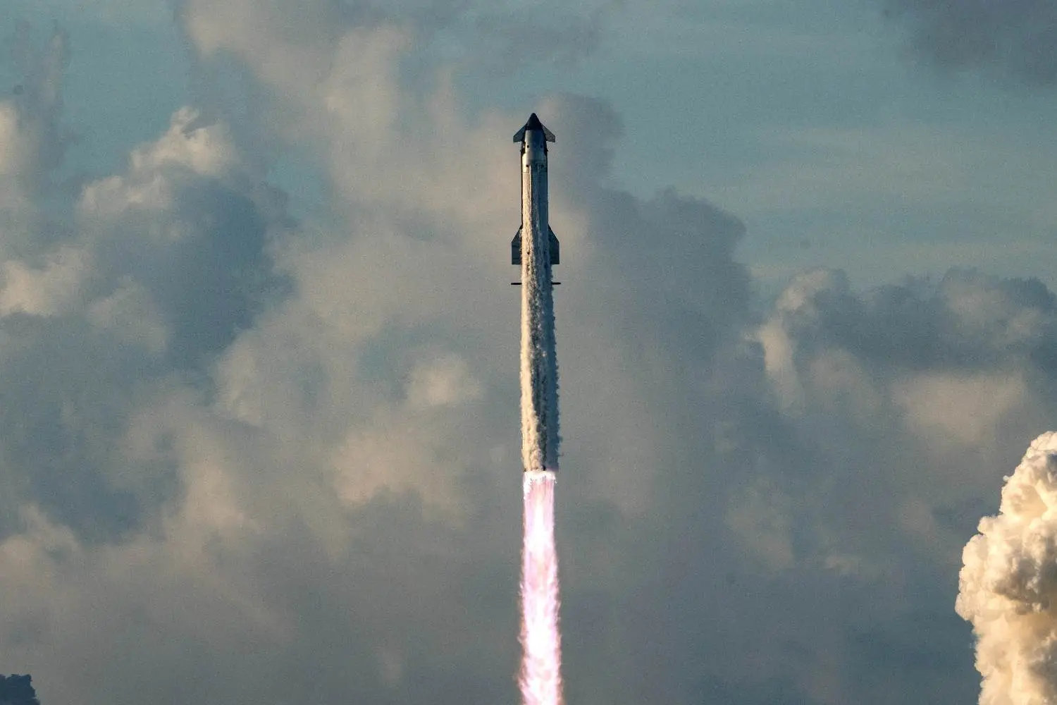 SpaceX Starship Reaches Orbit For First Time (NewsCentral TV)