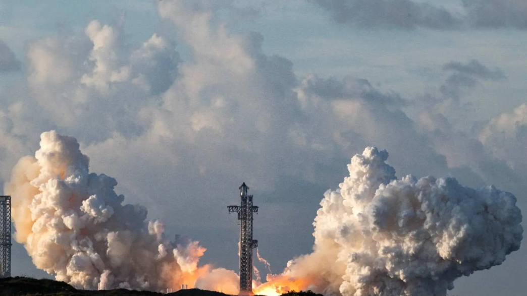 SpaceX Starship Reaches Orbit For First Time (NewsCentral TV)1