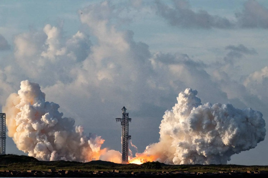 SpaceX Starship Reaches Orbit For First Time (NewsCentral TV)1