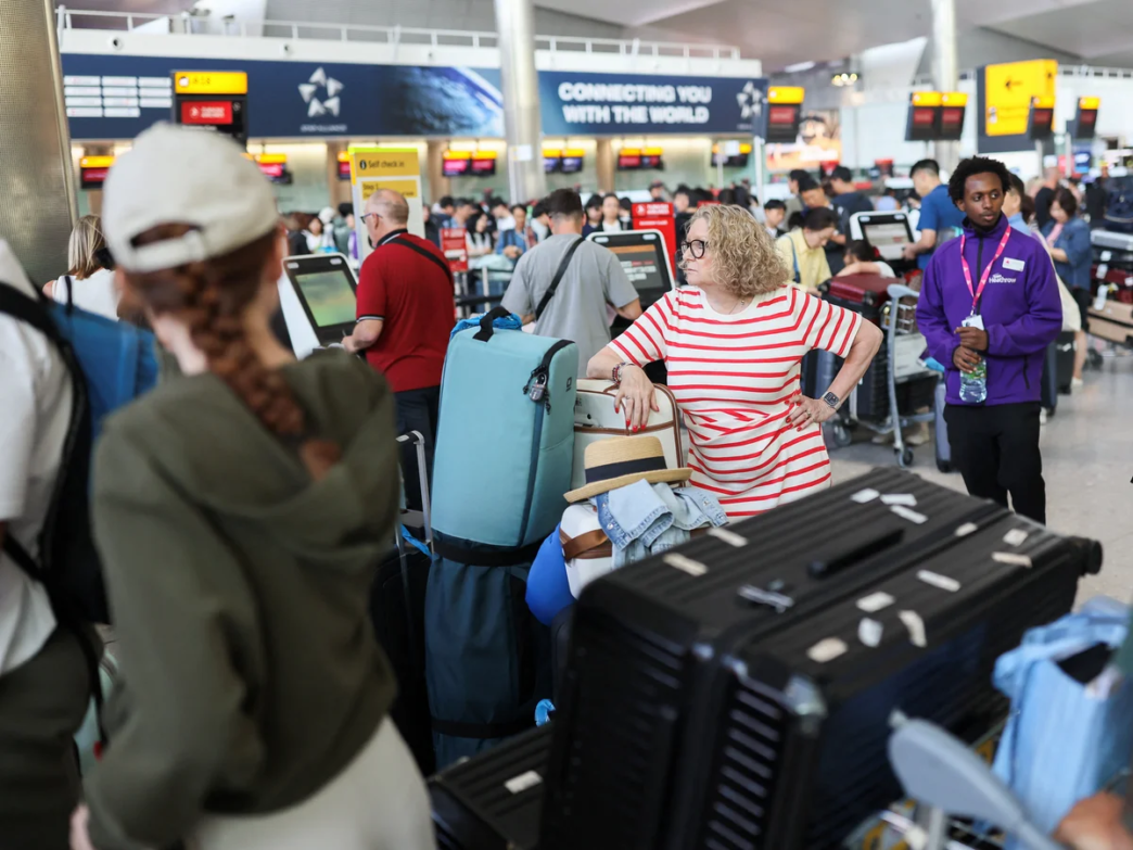 UK airports face delays after air traffic glitch (News Central TV)