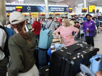UK airports face delays after air traffic glitch (News Central TV)