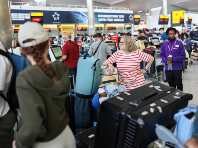 UK airports face delays after air traffic glitch (News Central TV)