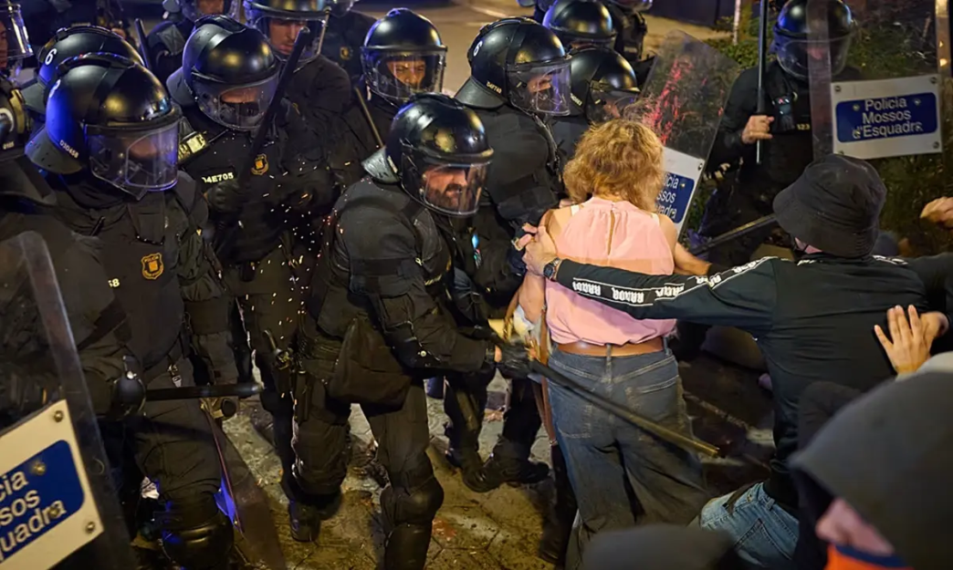 Spanish Police Arrest 128 in Barcelona over Looting