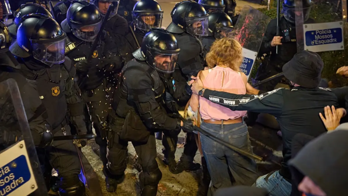 Spanish Police Arrest 128 in Barcelona over Looting