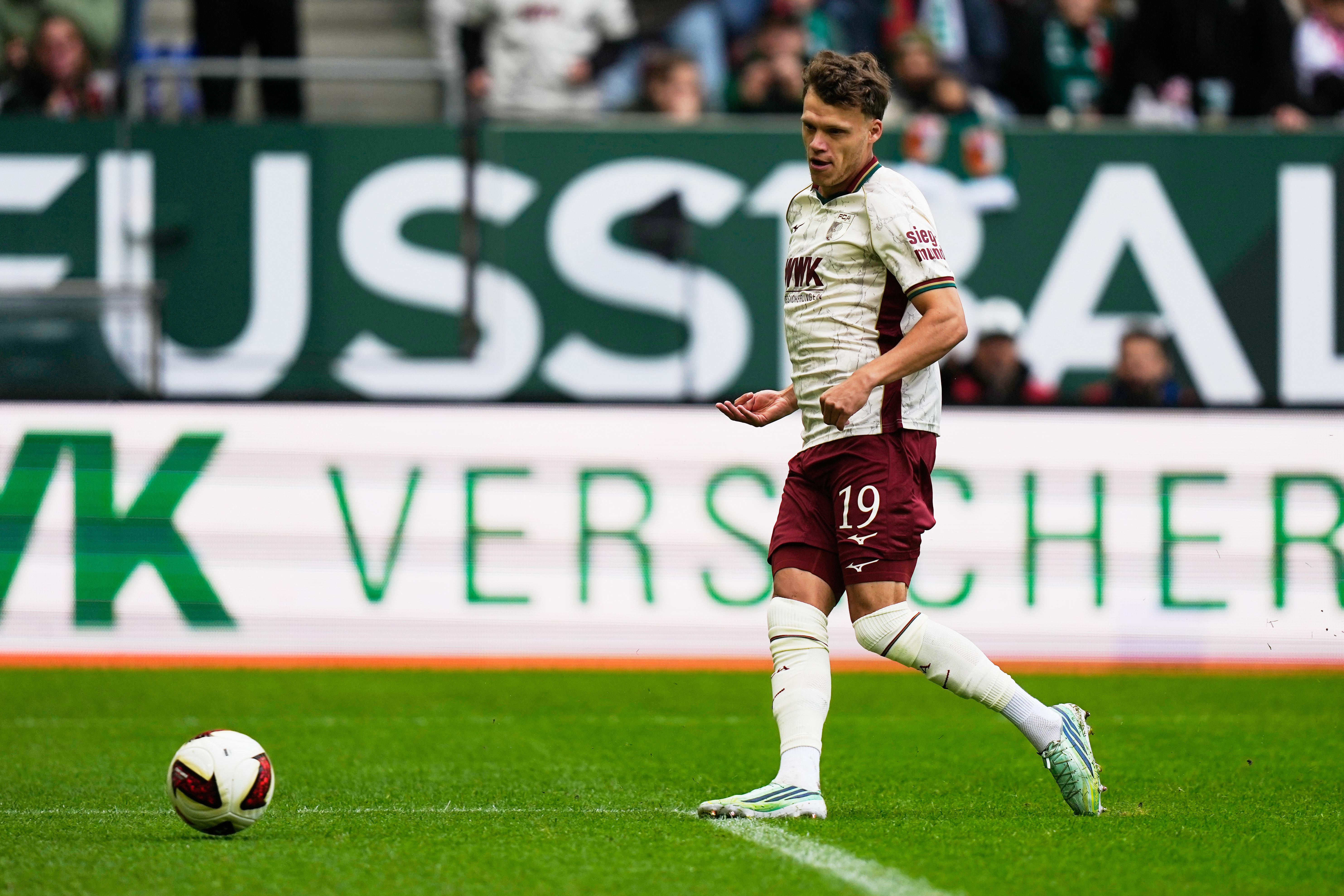 Augsburg’s Fellhauer scores record Bundesliga goal (News Central TV)