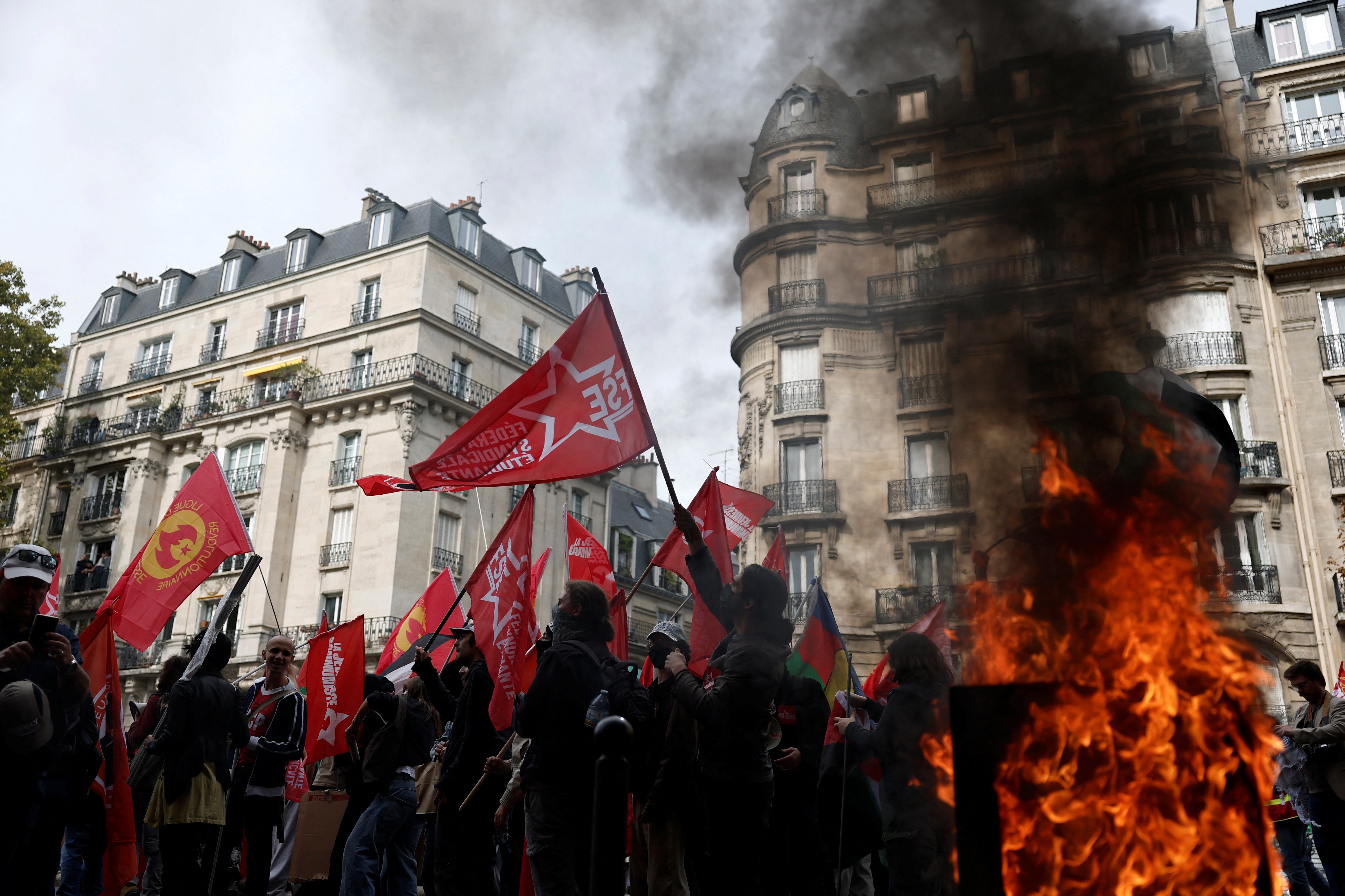 Looters raid French shops in cost-of-living protests (News Central TV)